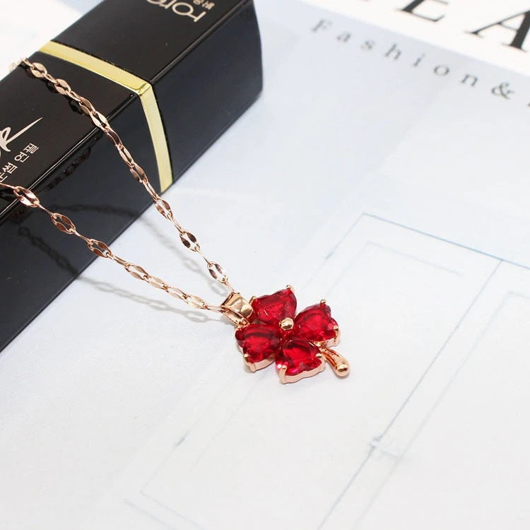 Collana con pendente a quadrifoglio per donna in acciaio al titanio placcato oro, catena clavicola minimalista, graziosa e fresca
