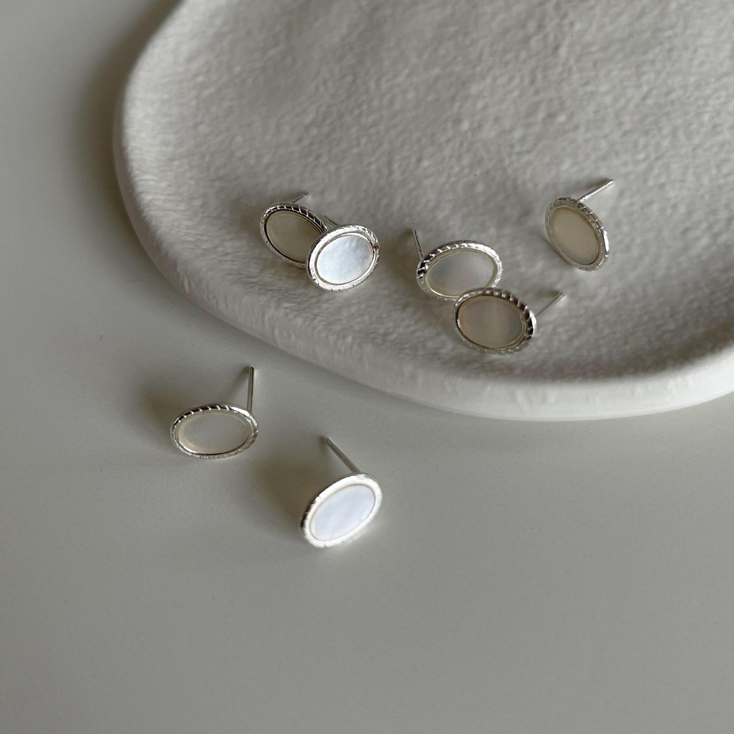 Orecchini a perno minimalisti a forma di stella in argento sterling 925 con accento in conchiglia naturale
