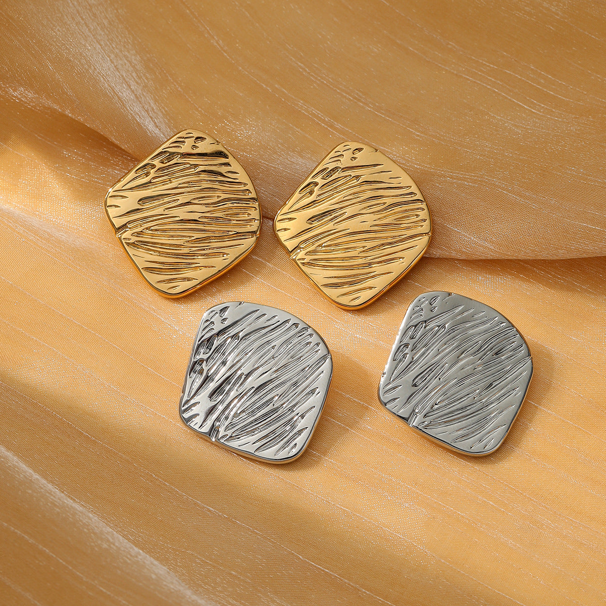 Pendientes minimalistas cuadrados de acero titanio martillado con textura y acabado chapado para mujer