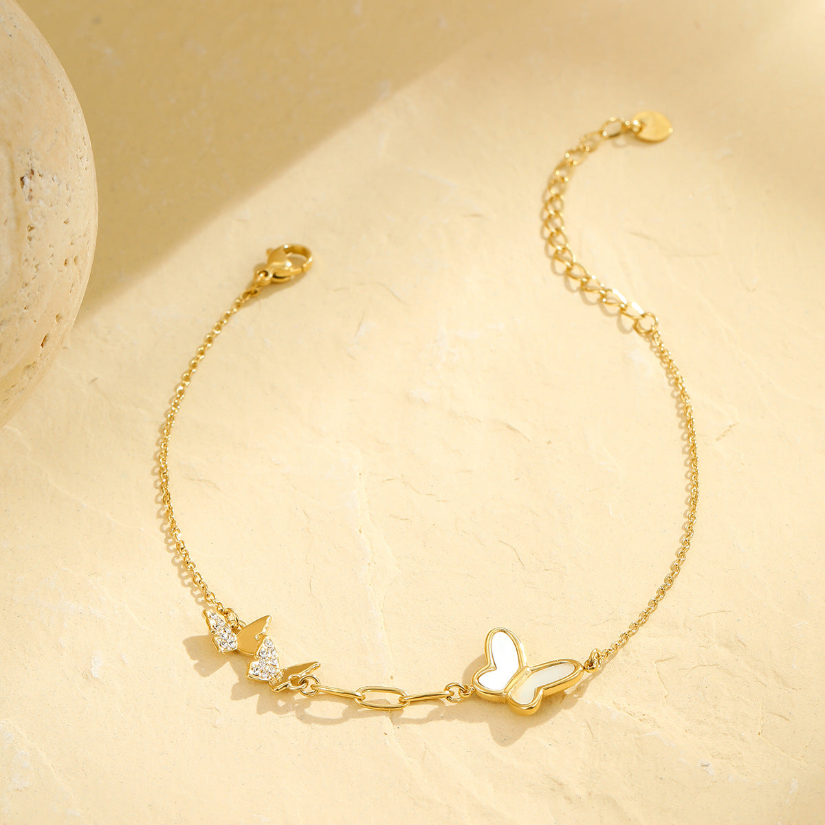 Tobillera minimalista de acero inoxidable con forma de mariposa con incrustaciones de pedrería para mujeres y hombres