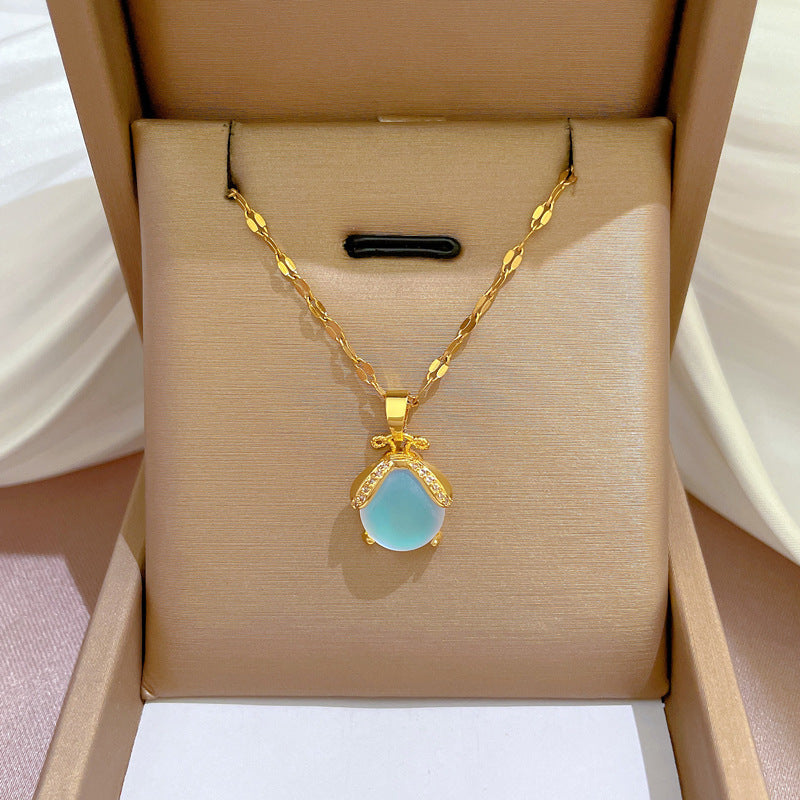Collana con ciondolo a forma di coccinella ape Aurora in acciaio al titanio con placcatura in oro micro-pavé da donna, delicata catena per clavicola con design geometrico e cartoon