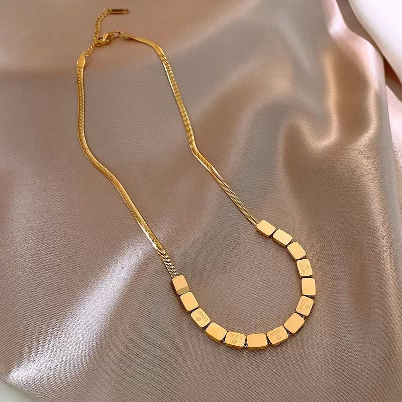Elegante collar minimalista cuadrado con colgante de letras LOVE en acero titanio con acabado chapado para mujer