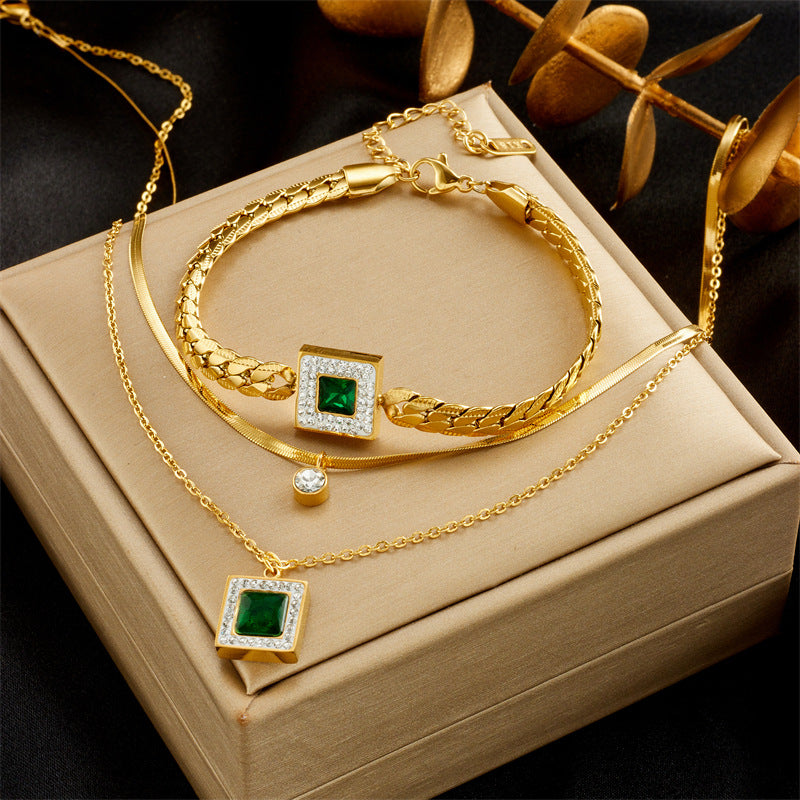 Conjunto de collar y pulsera minimalista vintage con colgante cuadrado verde esmeralda de acero de titanio con incrustaciones de diamantes de imitación y acabado chapado