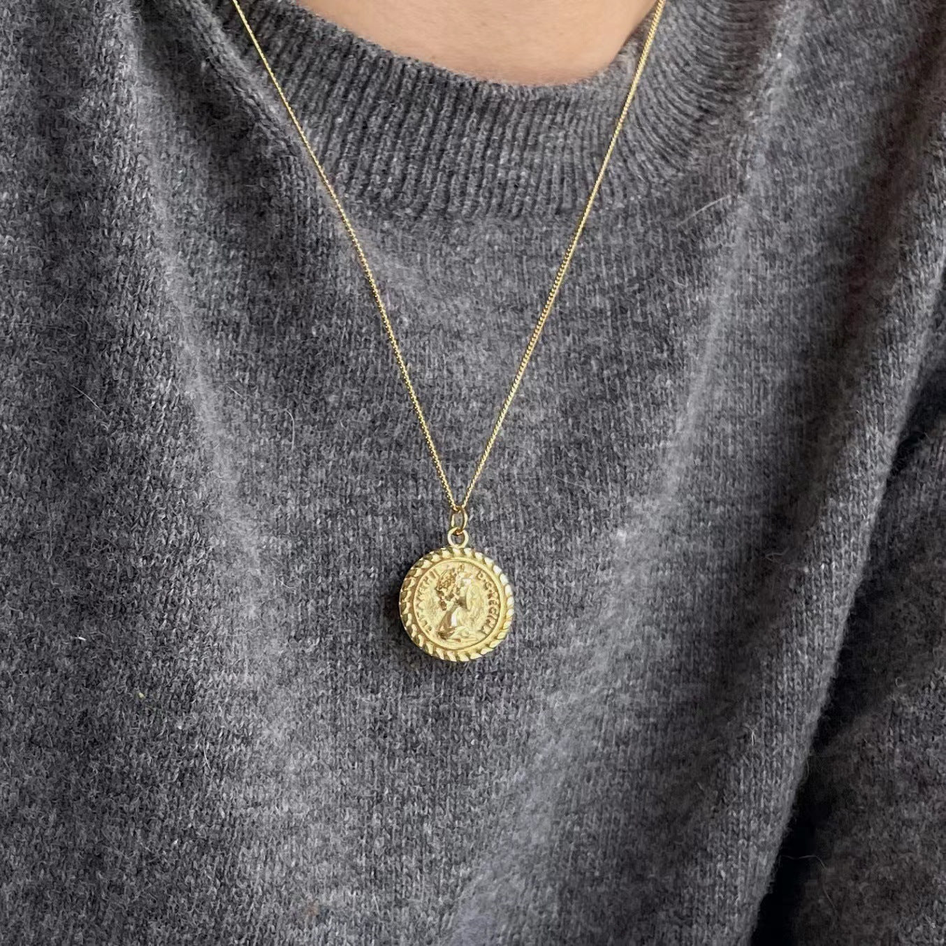 Vintage Sweet 925 Sterling Silver Round Elizabeth Coin Pendant Necklace for Women