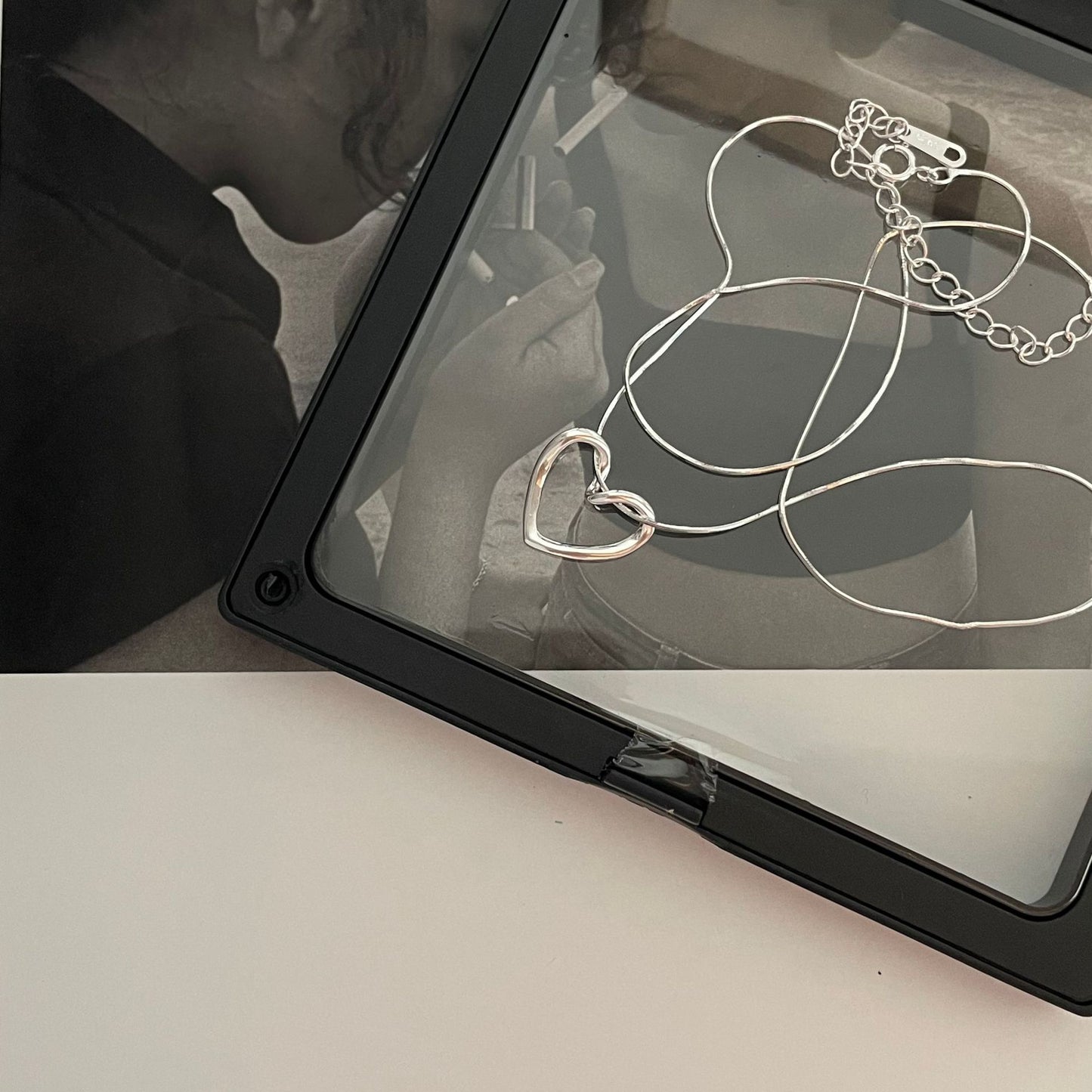 Collana a serpente minimalista a forma di cuore in argento sterling 925 con finitura galvanica e accento geometrico