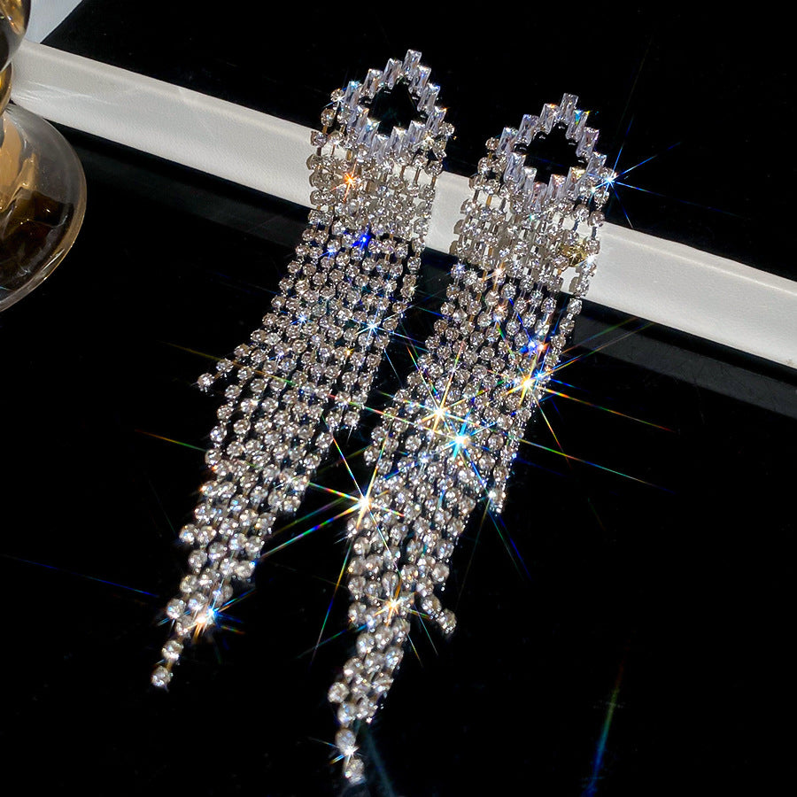 Pendientes colgantes geométricos elegantes en forma de rombo con incrustaciones de circonitas en base de cobre y postes de acero inoxidable para mujer