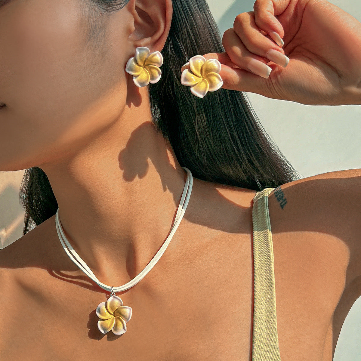 Collar con colgante floral minimalista para mujer con dije de pétalo acrílico y cadena de terciopelo coreano