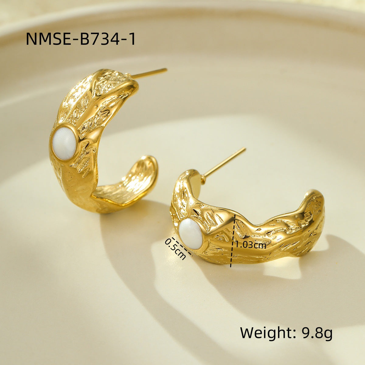 Orecchini a cerchio testurizzati a forma di C in acciaio inossidabile vintage con intarsio in pietra naturale e placcatura in oro 18K