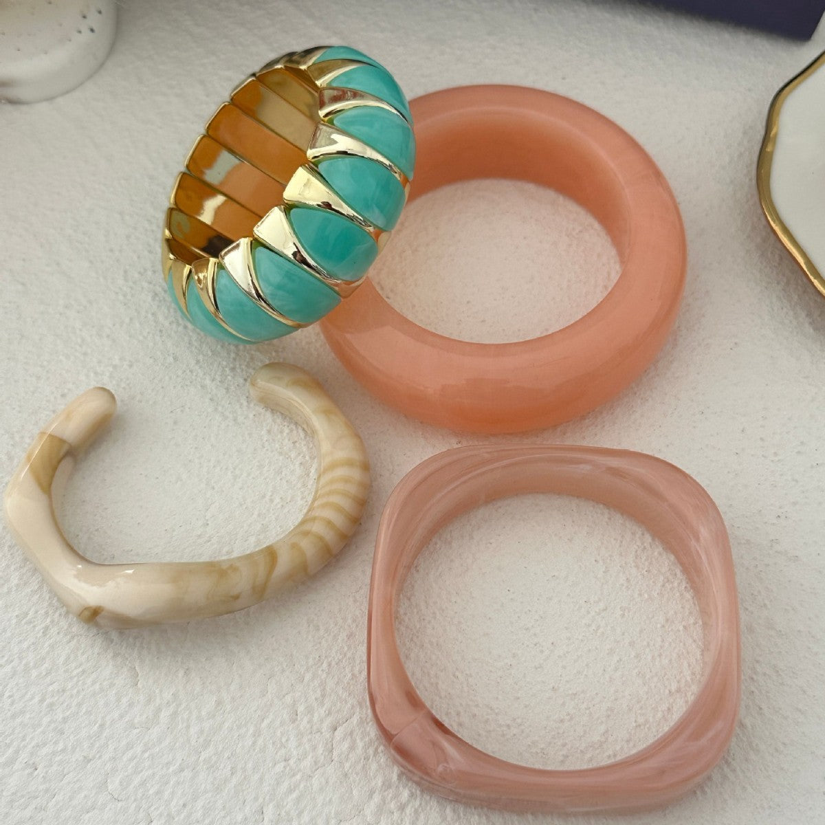 Bracciale in acrilico lucidato geometrico a gradiente colorato