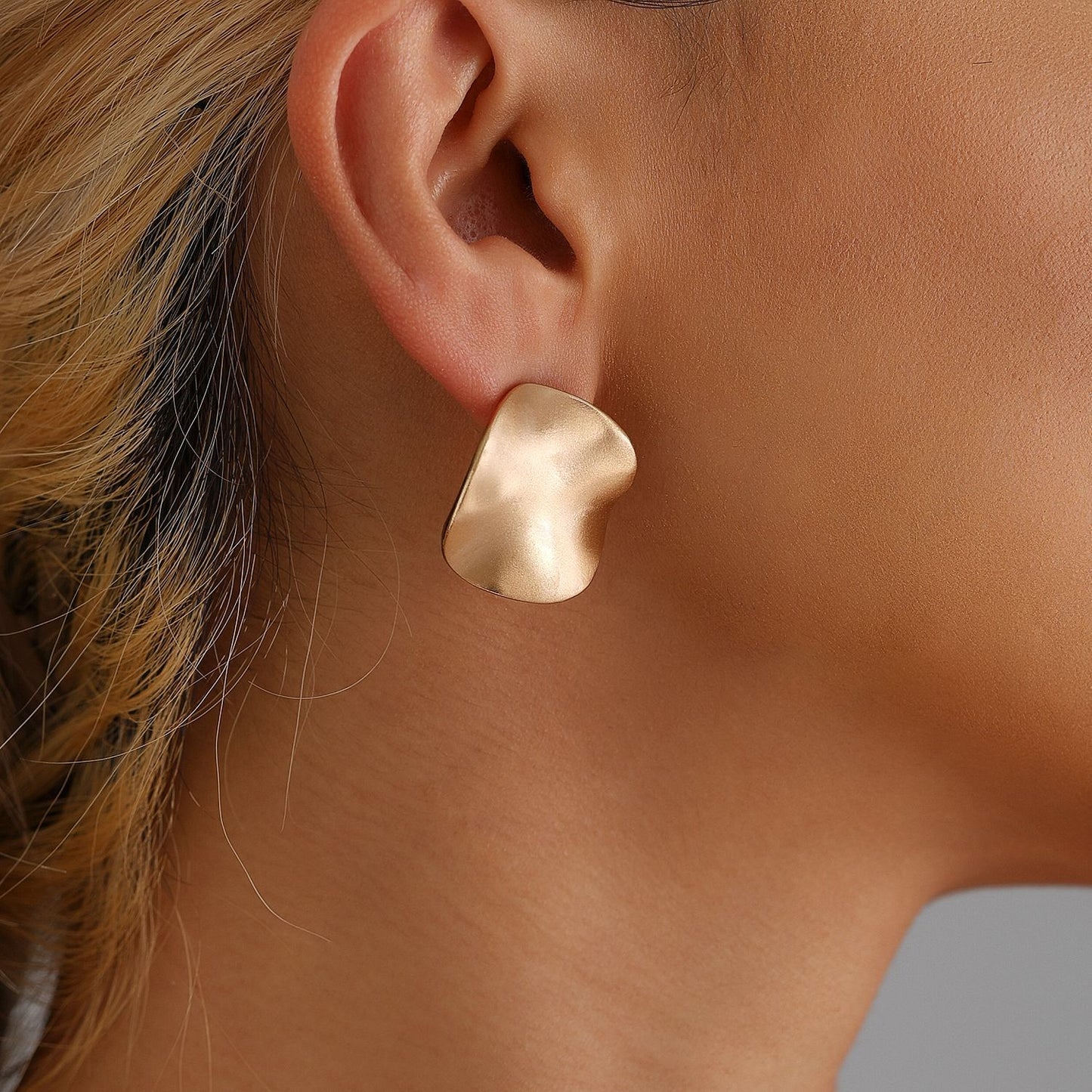 Pendientes de botón de aleación de zinc geométricos vintage con acabado mate y diseño plegado irregular para mujer