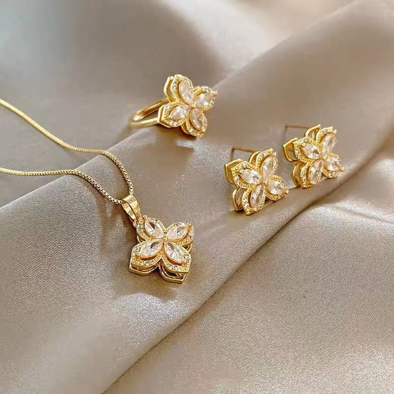 Set di Collane da Donna Minimaliste di Lusso con Cuore e Forme Geometriche in Acciaio al Titanio, Placcate Oro e con Catena a O