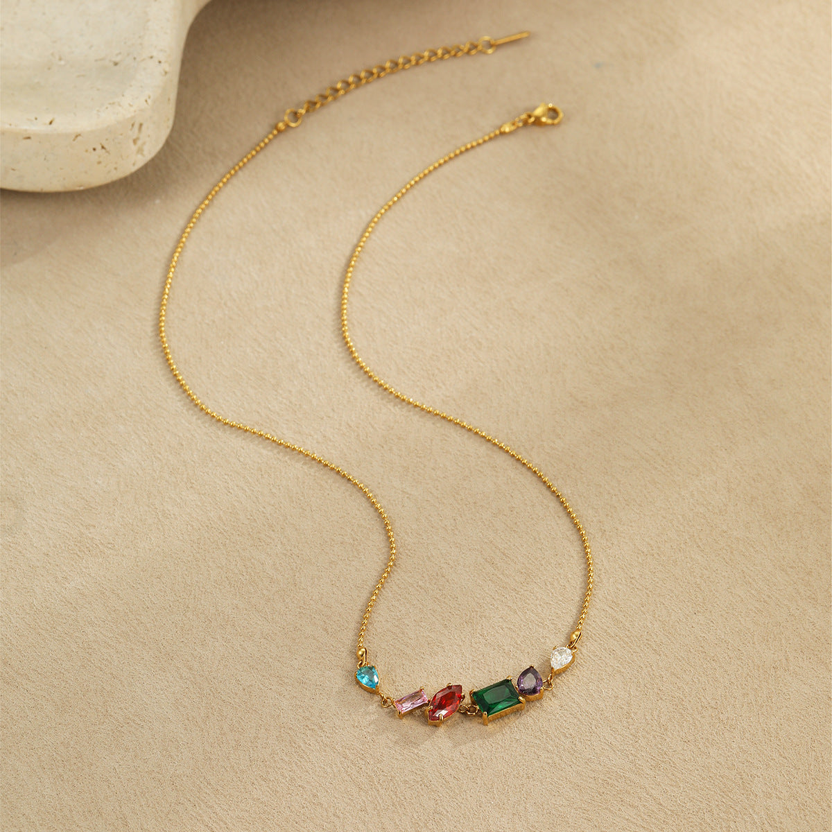 Collana da donna alla moda in acciaio inossidabile con geometrie, placcatura in oro e accenti di zirconi colorati