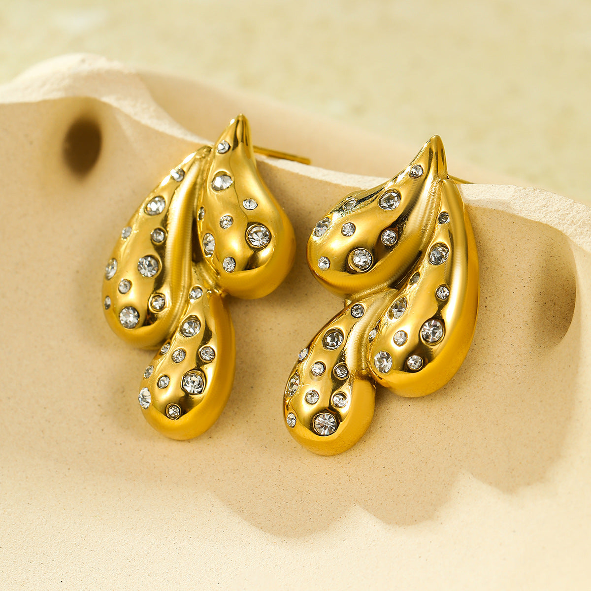 Orecchini a perno da donna alla moda in acciaio al titanio a forma di goccia d'acqua con intarsio in zircone, in acciaio inossidabile galvanizzato