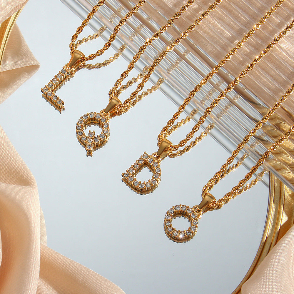 Collana da donna minimalista con pendente a lettera in stile Ins, catena in acciaio inossidabile e pendente in acciaio al titanio placcato