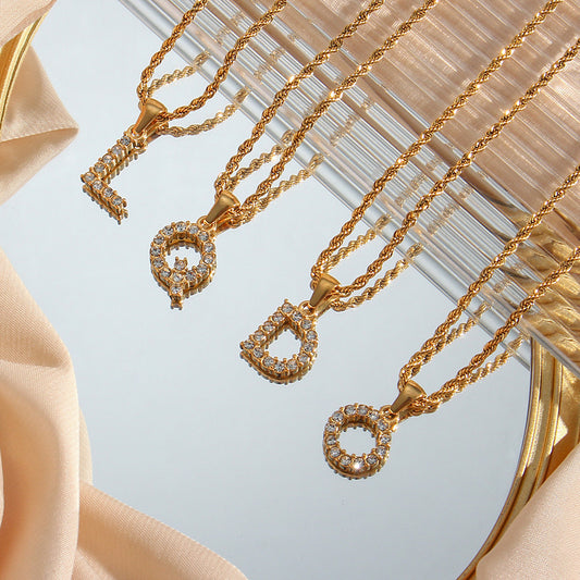 Collana da donna minimalista con pendente a lettera in stile Ins, catena in acciaio inossidabile e pendente in acciaio al titanio placcato
