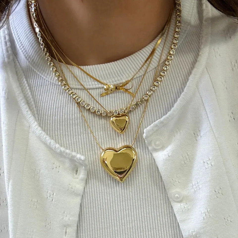 Gargantilla Minimalista para Mujer con Cadena de Serpiente de Acero Titanio Chapada en Oro y Diseño de Lazo
