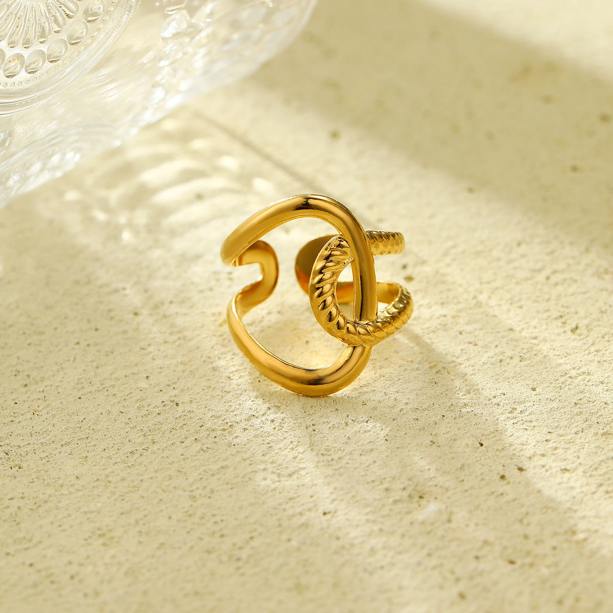 Anillo minimalista geométrico de acero inoxidable con baño de oro de 18 quilates y diseño de banda trenzada irregular para mujer