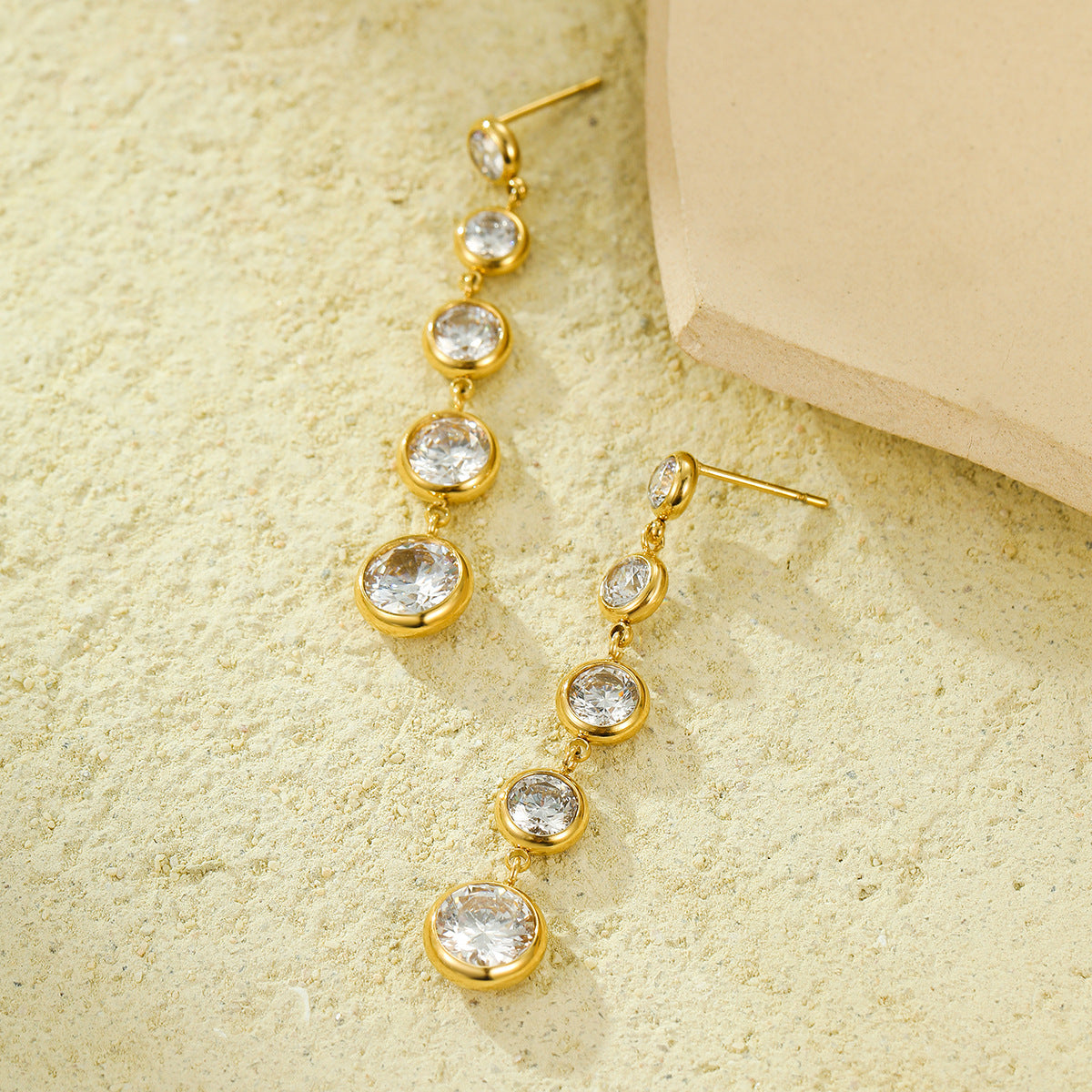 Pendientes largos de borla estilo vintage de acero inoxidable con detalles de diamantes de imitación para mujer
