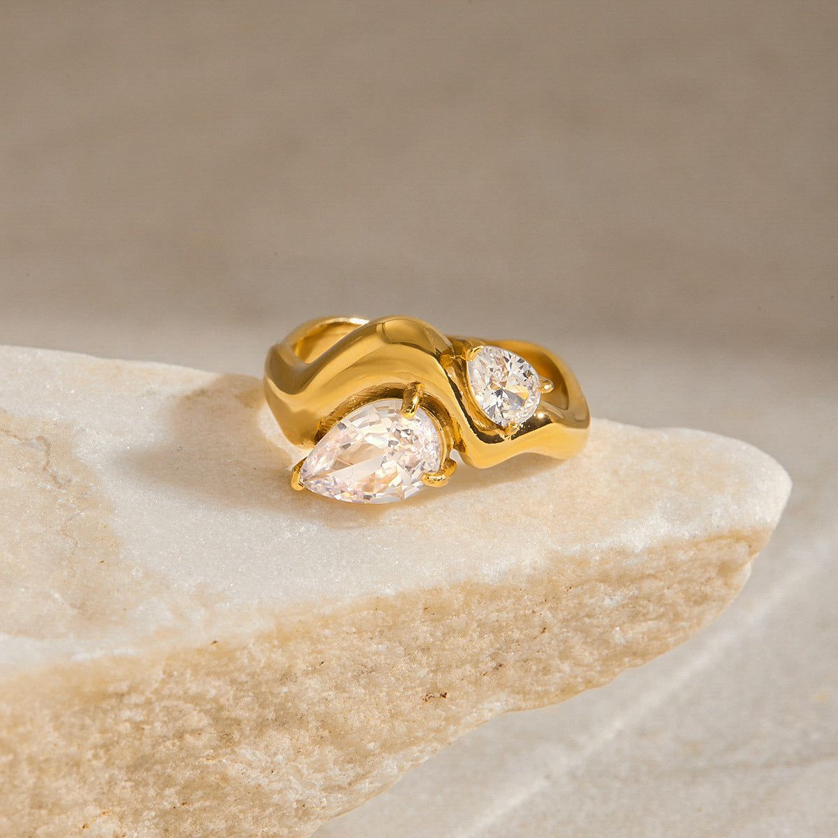 Anello da donna elegante in acciaio inossidabile placcato con intarsio geometrico di zirconi cubici