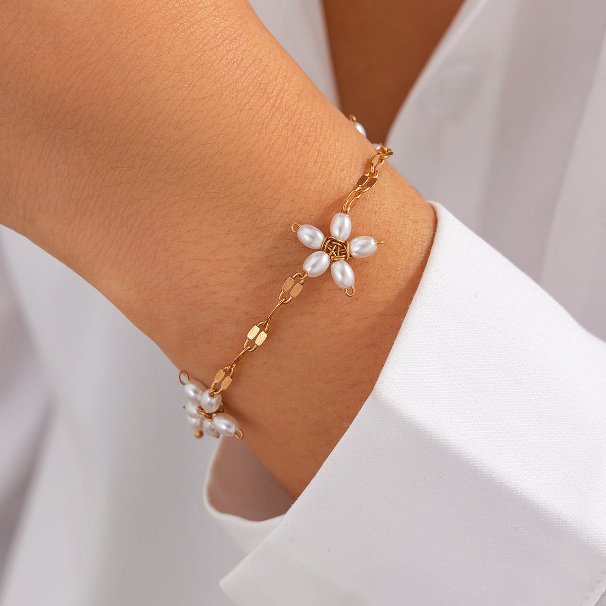 Minimalist Floral Fake Pearl Clavicle Necklace for Women with Single-Layer Chain and Handcrafted Detail