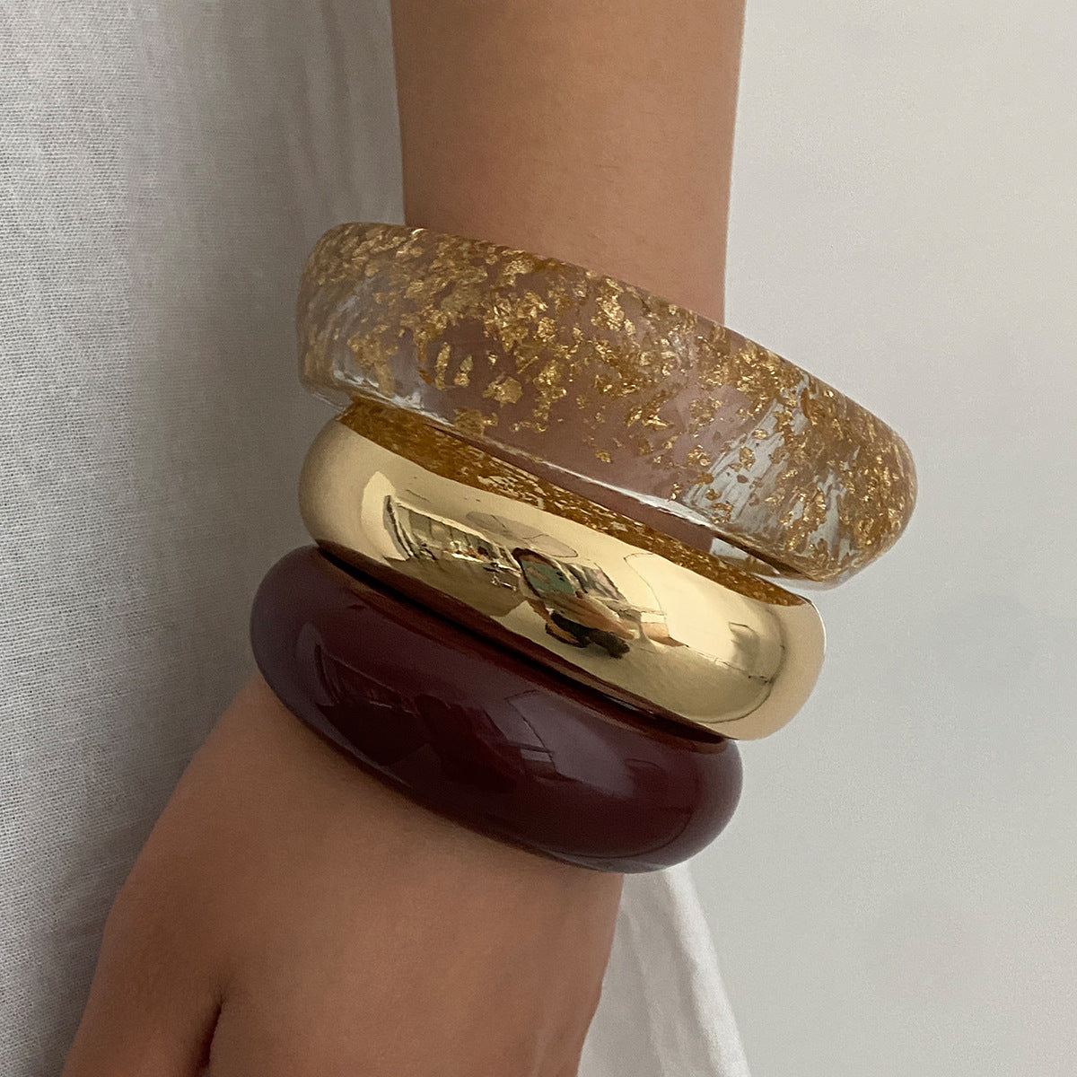Bracciale minimale in acrilico a C con effetto Ombré a lamina d'oro e finitura placcata da donna