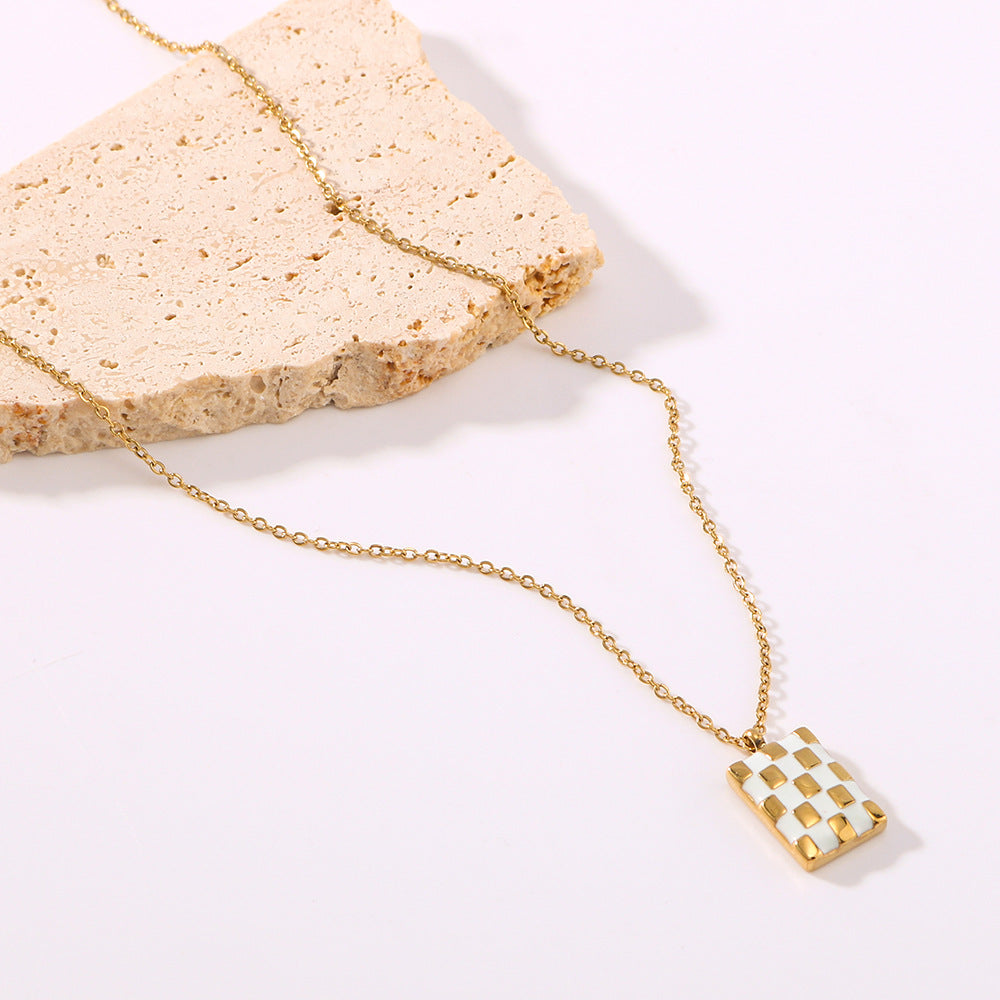 Collana Minimalista con Pendente Quadrato a Scacchi in Acciaio Titanio e Finitura Placcata Sottovuoto in Oro 18K su Catena a O da Donna