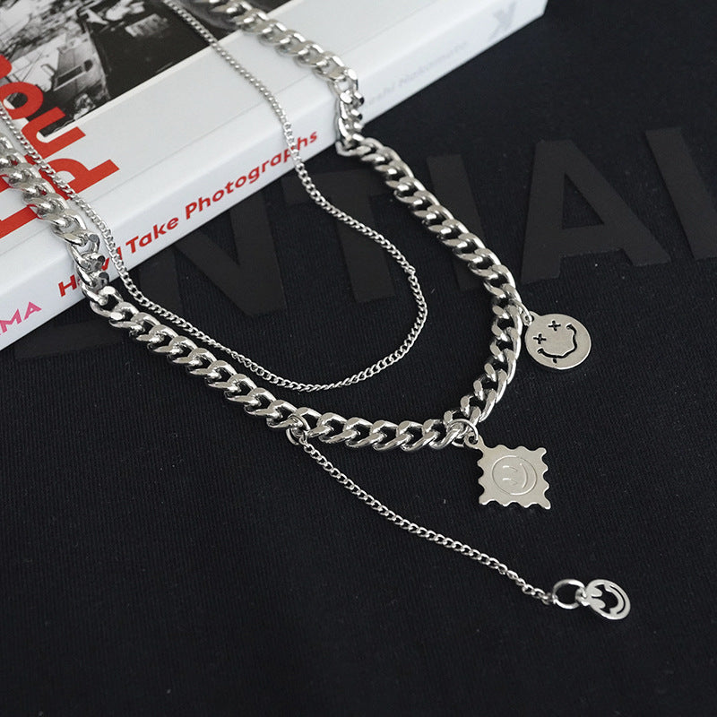 Collar con colgante geométrico minimalista atrevido con cadena de doble capa y detalles de borla en acero de titanio con acabado chapado