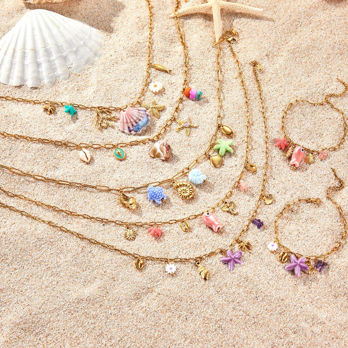 Collana da donna alla moda a tema oceano, con conchiglie e stelle marine, in acciaio al titanio placcato oro 18 carati