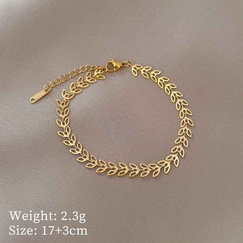 Minimalist Lucky Clover Bracelet for Women in Titanium Steel with Gold Plating and Wavy Texture