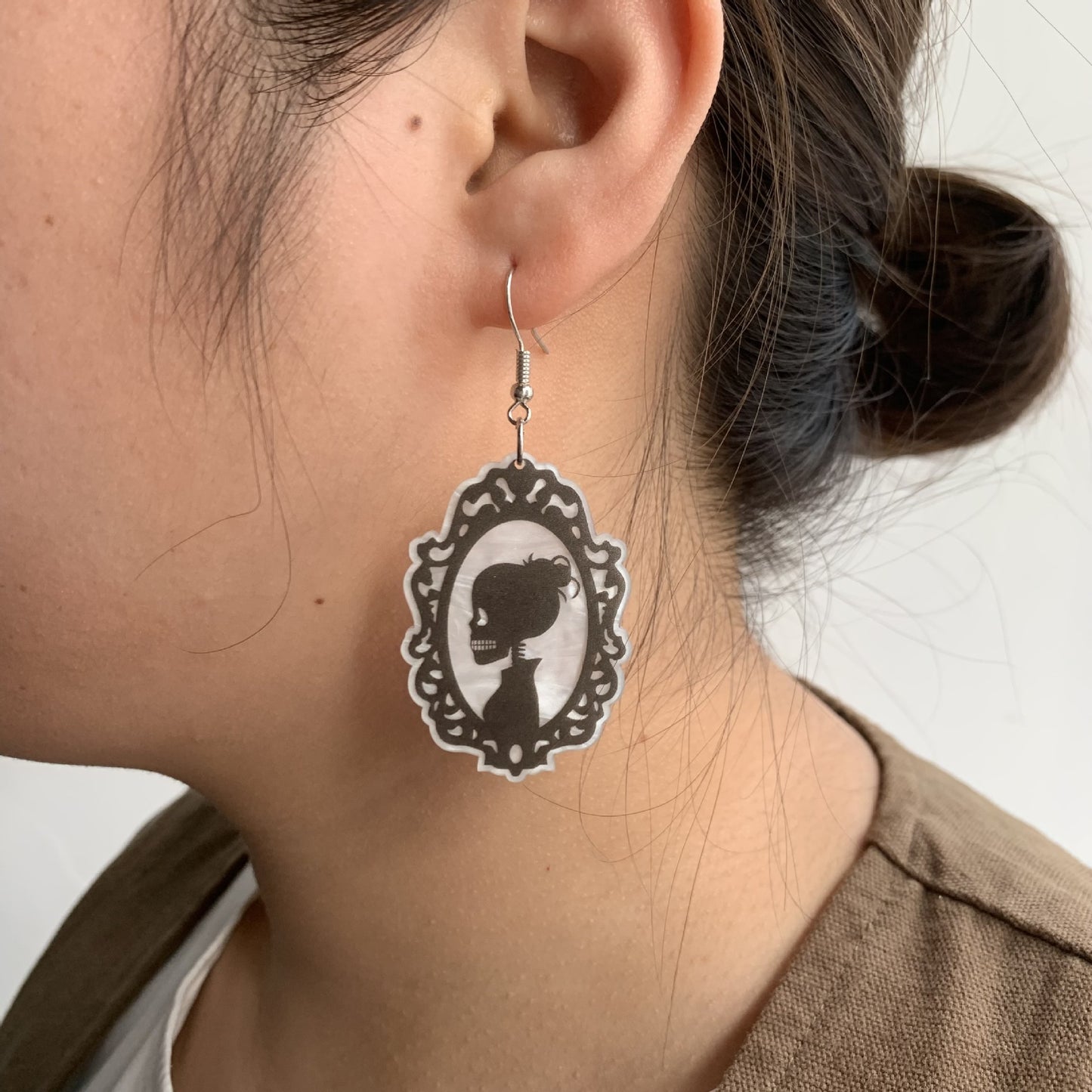 Pendientes góticos de Halloween con diseño asimétrico de calavera zombie y novia y novio fantasma de acrílico estilo vintage de dibujos animados