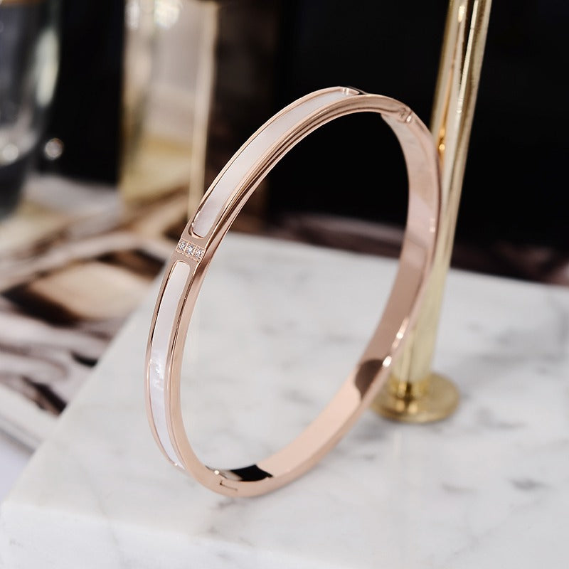 Bracciale Minimalista da Donna in Acciaio al Titanio Placcato Oro Rosa 18K con Guscio Bianco Ovale e Strass