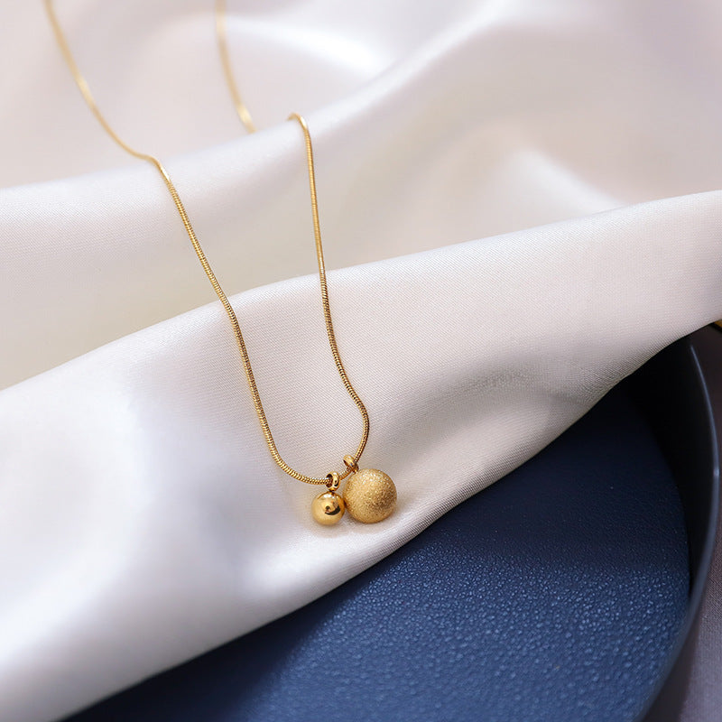 Collana minimalista in acciaio al titanio con sfera geometrica e placcatura in oro per donna e uomo