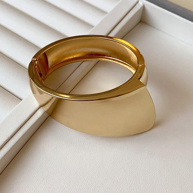 Pulsera Cóncava Irregular Minimalista para Mujer en Aleación de Latón con Acabado Galvánico