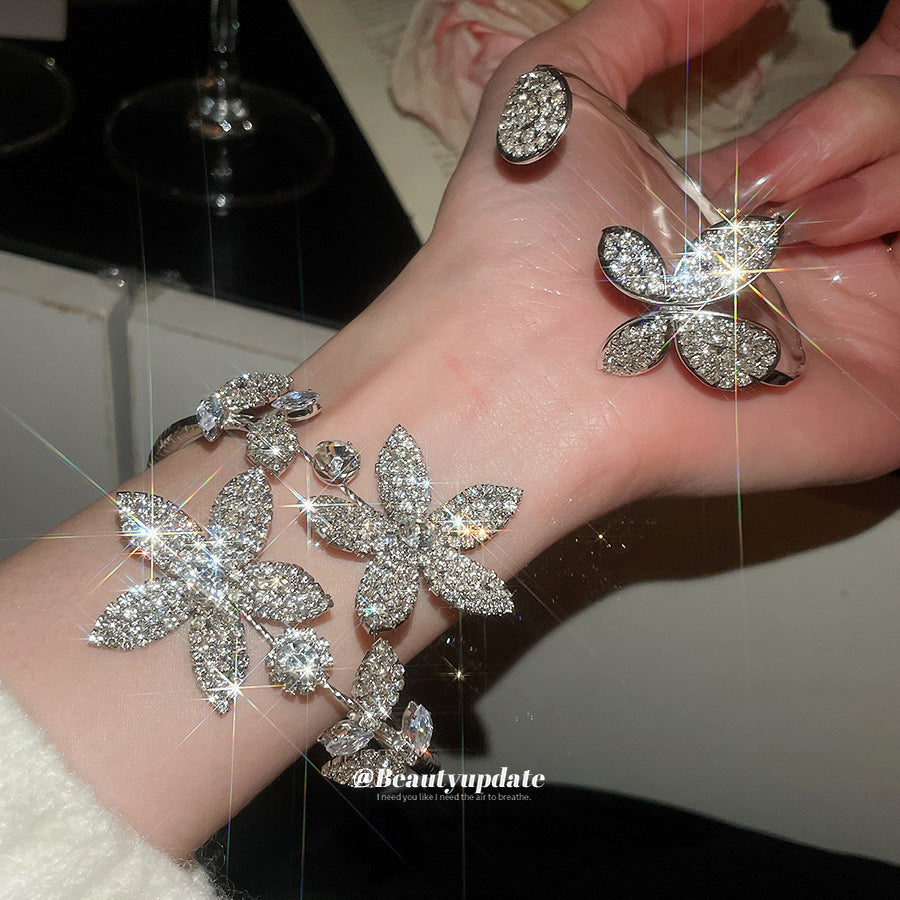 Elegante bracciale rigido aperto floreale con intarsio in strass in rame da donna, accessorio di moda minimalista di lusso