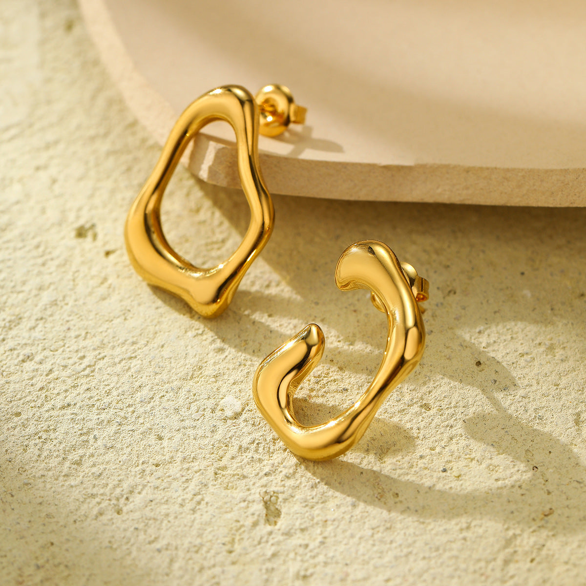 Pendientes Minimalistas Geométricos Irregulares en Forma de C de Acero Inoxidable con Baño de Oro de 18K para Mujer