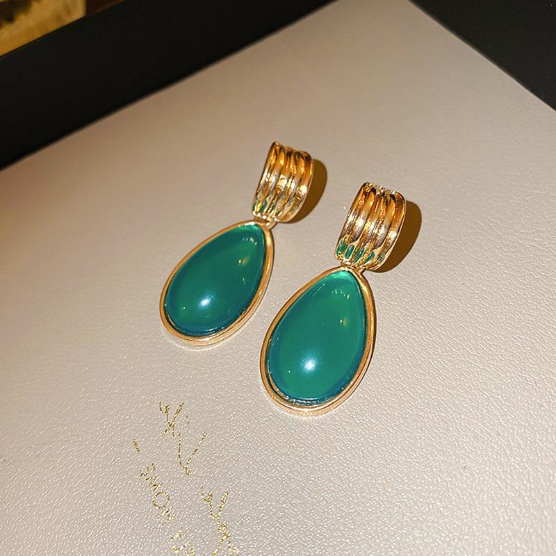 Vintage Heart-Shaped Alloy Stud Earrings with Gold Plating for Women, French Retro Style Fashion Jewelry