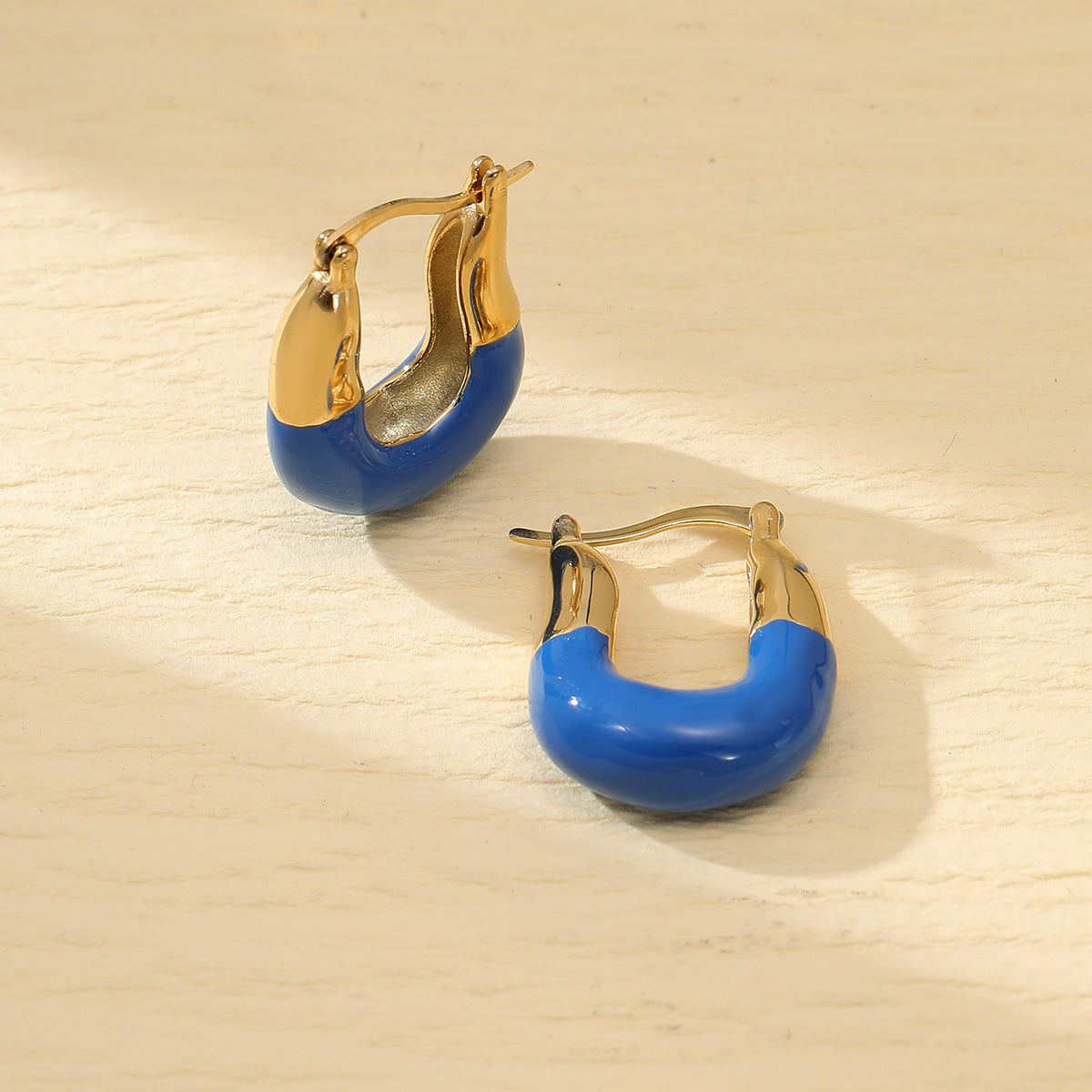 Orecchini a U alla moda da donna in acciaio al titanio con rivestimento in smalto, finitura lucida, design minimalista e adatto all'ufficio