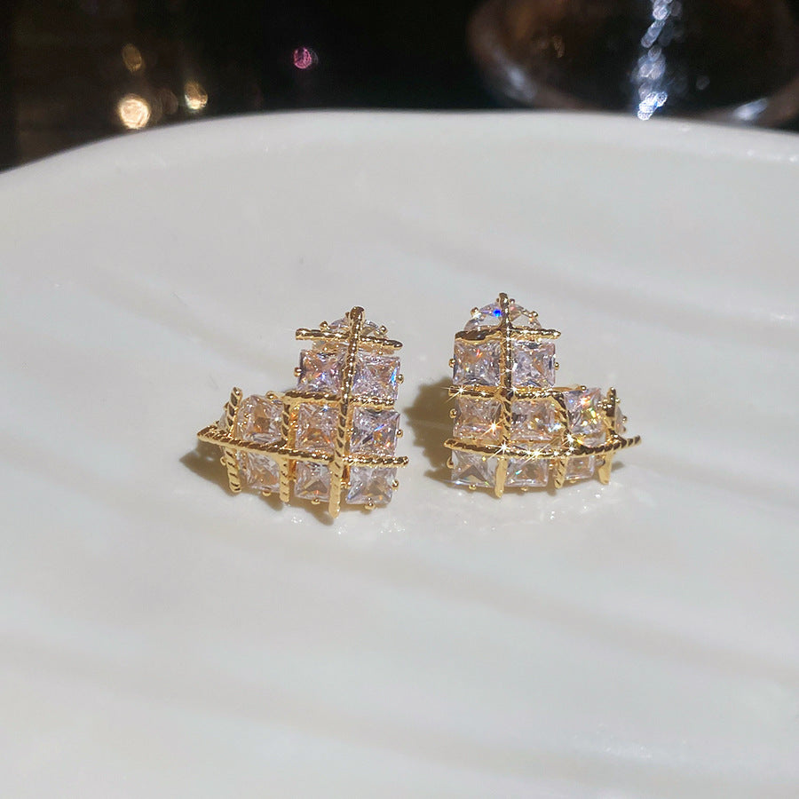 Elegantes pendientes de plata con baño de oro y circonitas en forma de corazón para mujer con estilo minimalista de lujo