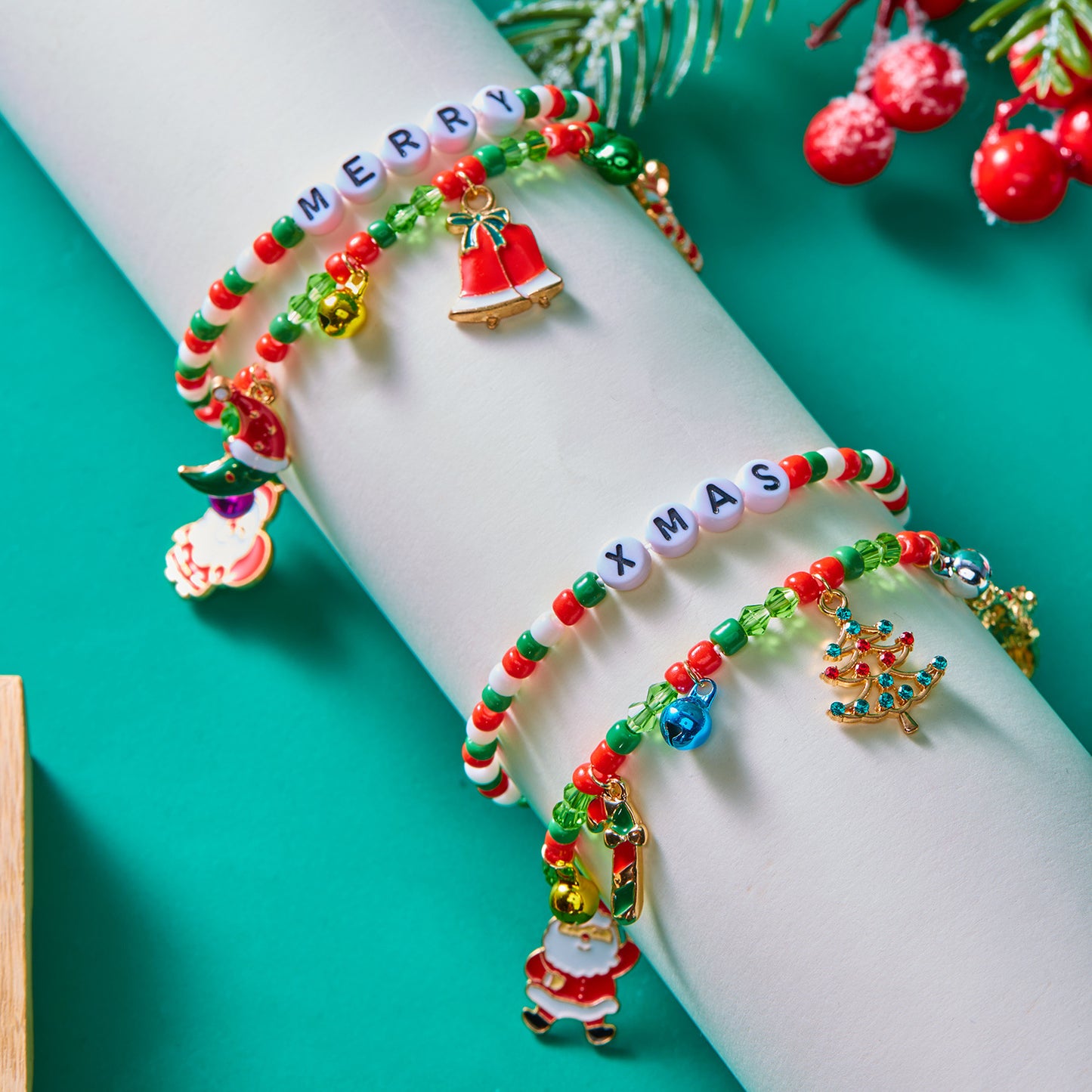 Braccialetto artigianale in stile Ins a tema natalizio da donna con ciondoli in lega di zinco a forma di Babbo Natale, pupazzo di neve, albero di Natale e perline con lettere