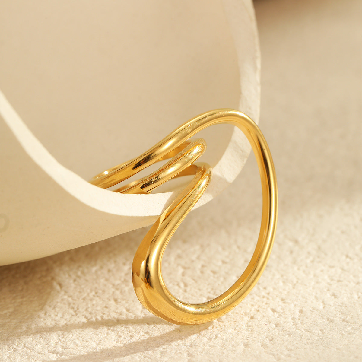 Anillo minimalista geométrico de acero de titanio para mujer con acabado chapado, banda personalizada de acero inoxidable de alta gama