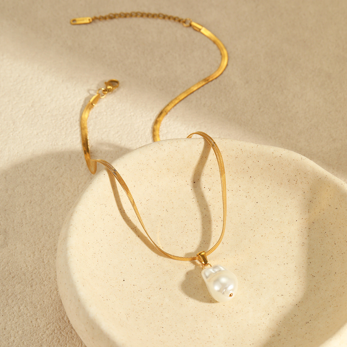 Collana con ciondolo in perla simulata placcata in acciaio inossidabile geometrica in stile barocco vintage da donna