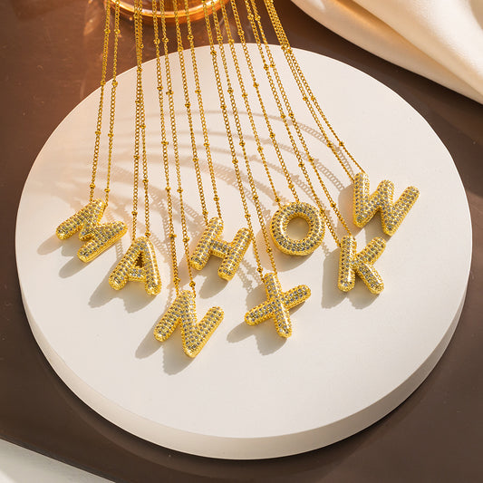 Collana con ciondolo a forma di alfabeto in acciaio al titanio placcato oro 18 carati unisex alla moda con zirconi micro incastonati