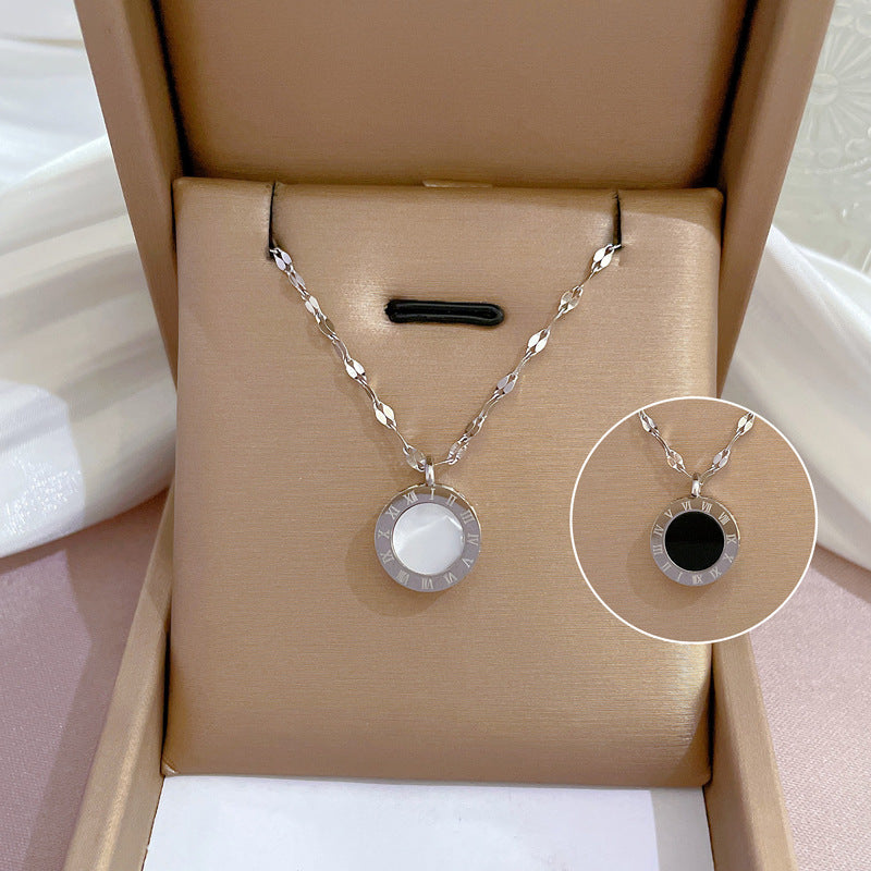 Collana con pendente geometrico minimalista in acciaio al titanio placcato per donna