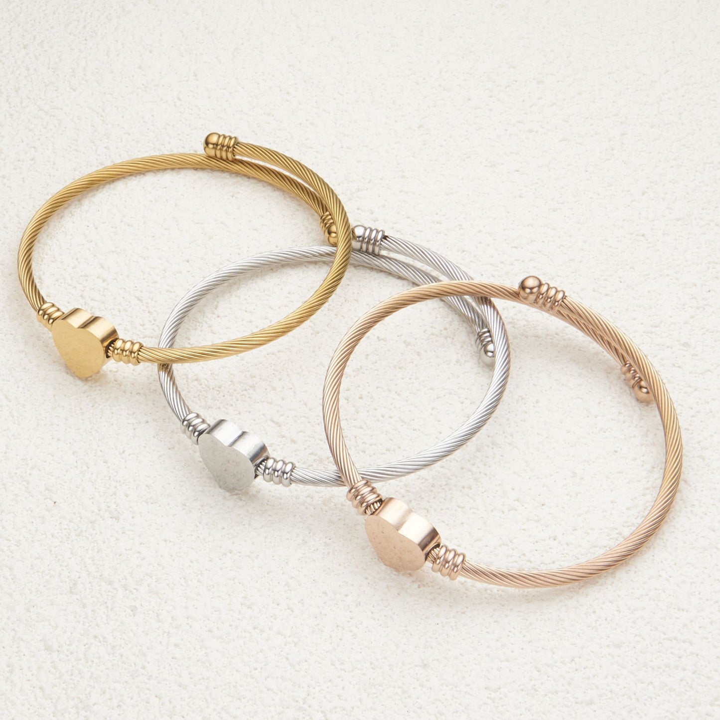Pulsera ajustable abierta con alambre de acero inoxidable y letra o corazón con acabado pulido