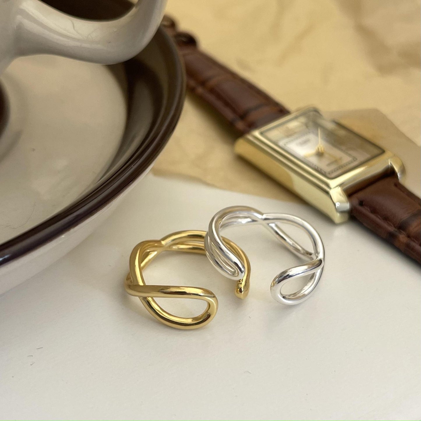 Anello Minimalista a Fascia Incrociata a Cuore in Argento Sterling 925 con Motivo a Strisce Geometriche da Donna
