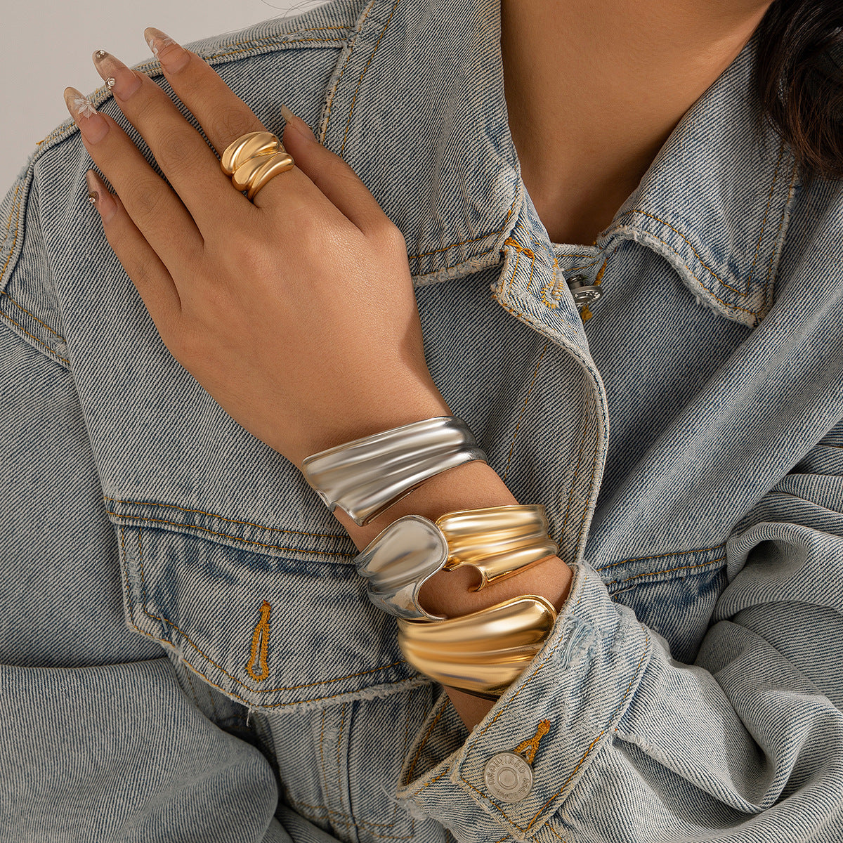 Bracciale in lega a forma di foglia stropicciata irregolare stile punk con chiusura ad anello a molla