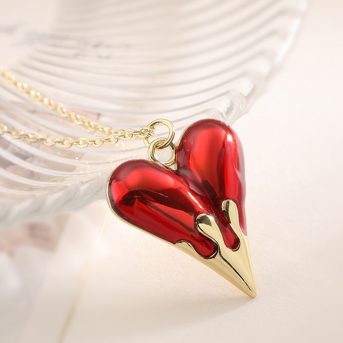 Collar con colgante de corazón de esmalte retro minimalista para mujer, cadena con medallón de cobre