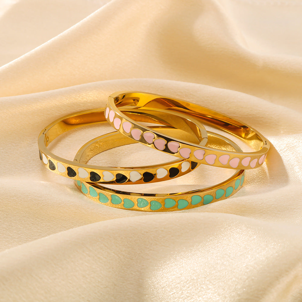 Bracciale Minimalista a Cuore in Acciaio Inossidabile con Placcatura in Oro 18K e Motivo Floreale Smaltato
