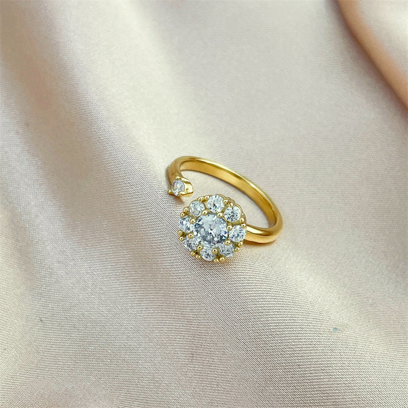 Anello Minimalista a Cuore in Rame Placcato Oro 18K con Intarsio Completo di Strass per Donna