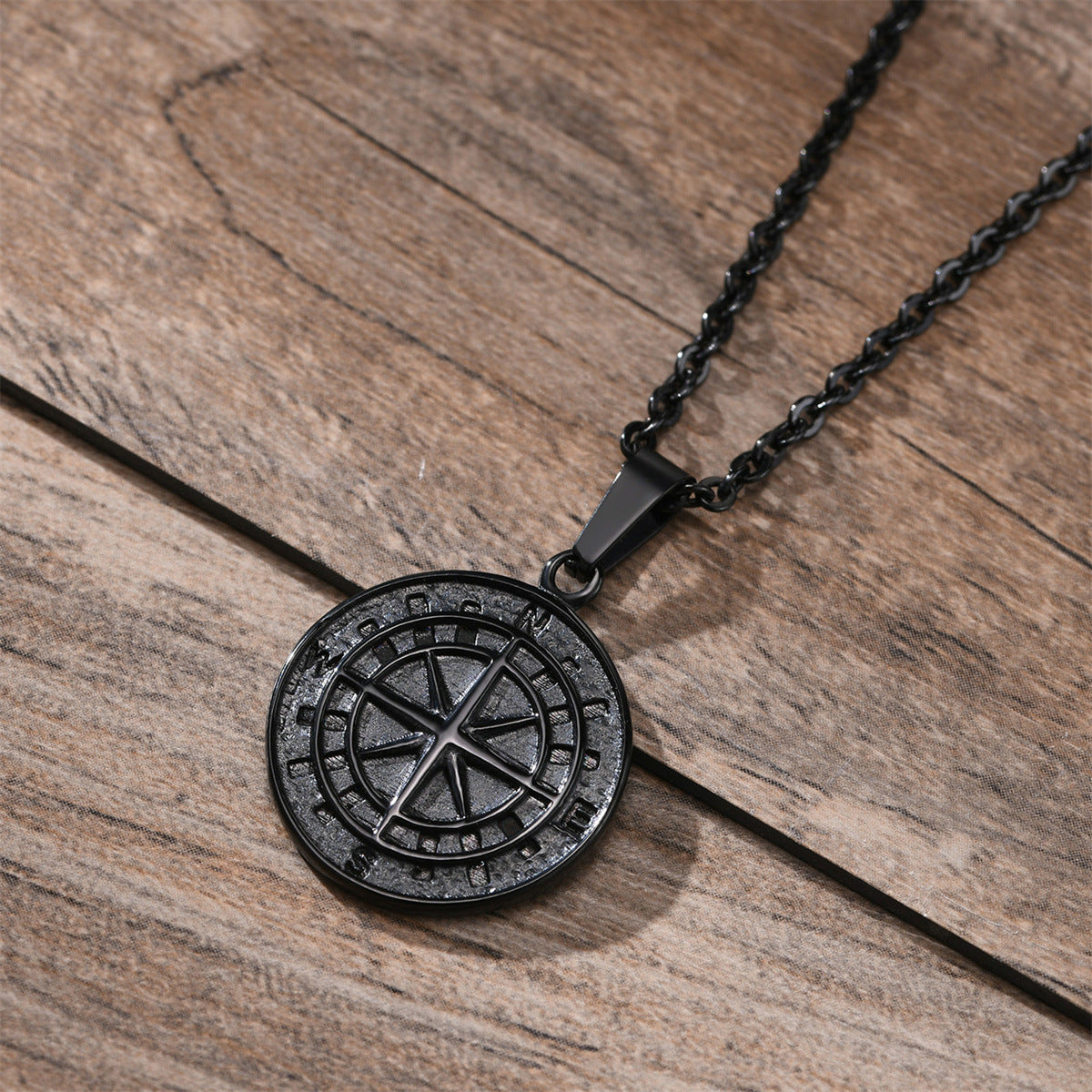 Collana con Pendente Bussola Geometrica per Uomo e Donna in Acciaio Inossidabile con Ciondolo a Moneta in Acciaio al Titanio Lucido